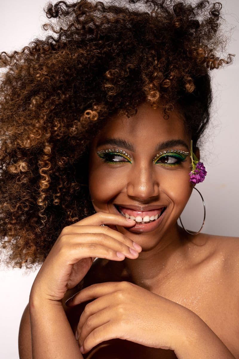 Mujer con maquillaje natural